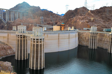 Hoover-Staudamm, ein massives Wahrzeichen der Wasserkraft