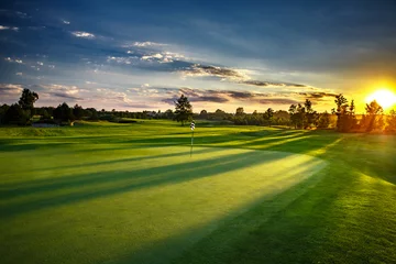 Poster Zonsondergang op de golfbaan © Marek