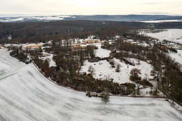 Winterliches Schloss Belvedere mit Orangerie und Parkanlage Weimar aus der Luft