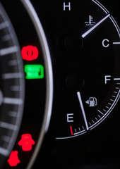 Low gas fuel tank sign