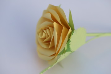 折り紙で作った黄色のバラ