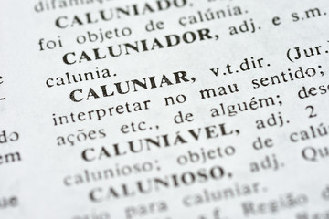 A palavra Caluniar impressa num dicionário