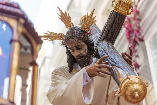 incienso, procesiones de semana santa en las calles de Cádiz manigueta del  nazareno del amor Stock Photo