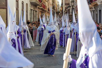 procesiones de semana santa en las calles de Cádiz penitentes del nazareno del amor © Sharonie.com