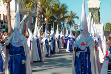 procesiones de semana santa en las calles de Cádiz penitentes del nazareno del amor