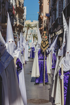 proceciones de semana santa en las calles de Cádiz penitentes del nazareno del amor