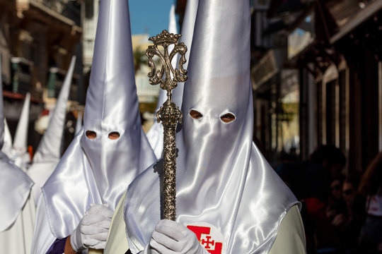 Retrato de penitente en la procesiones de semana santa en las calles de Cádiz, nazareno del amor