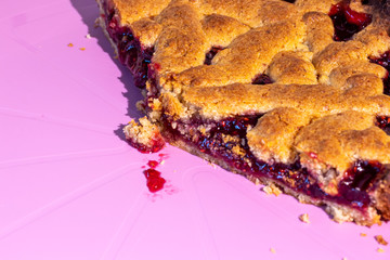 Frischgebackene Linzer Torte angeschnitten