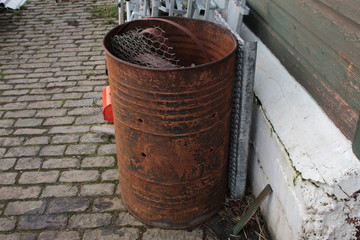 Naklejka premium old rusty metal barrel