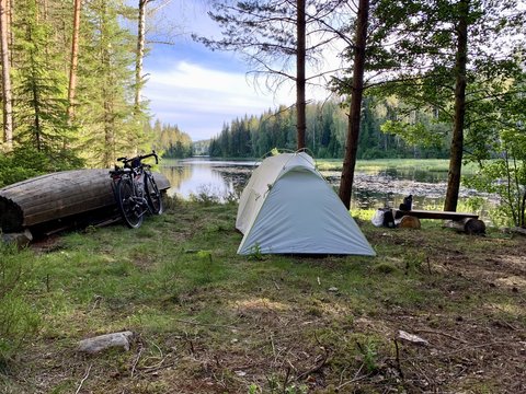 Wild camping at the lake, ⁨Arvika⁩, ⁨Värmland⁩, ⁨Sweden⁩