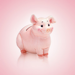 rosa farbenes sparschwein isoliert auf rosa farbenem fond