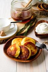 Cheese pancakes with sour cream