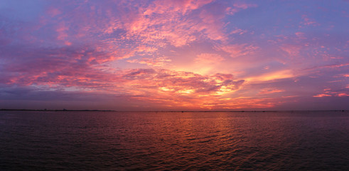 Obraz premium sea and cloud in golden hour.