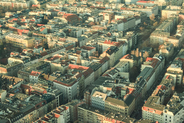 Fototapeta na wymiar Typisch Berliner Altbaukiez; Blick vom Fernsehturm zum Scheunenviertel