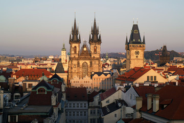 プラハのクレメンティヌム天文塔から夕暮れの天文時計とティーンの前の聖母教会の眺め