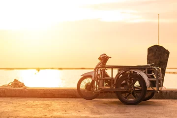 Crédence de cuisine en verre imprimé Scooter  sidecar motorcicle near the sea with sunset.