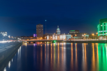 Naklejka na ściany i meble Liffey river with Dublin Custom House at night in Dublin, Ireland.