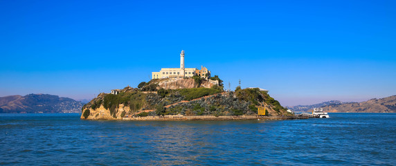 Alcatraz-Gefängnisinsel in San Francisco Bay mit einem schönen blauen Himmel