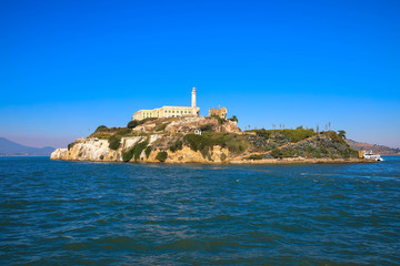 Fototapeta na wymiar Alcatraz-Gefängnisinsel in San Francisco Bay mit einem schönen blauen Himmel