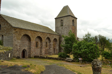 Fototapeta na wymiar Église d'Aubrac sur le chemin de Compostelle, belle région du plateau de l'Aubrac, Aveyron, France