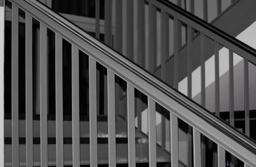 Geländer in einem Treppenhaus; alles ist in Grautönen gehalten