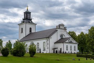 Fototapeta na wymiar Beautiful white church on the Swedish countryside