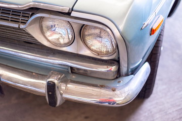Obraz na płótnie Canvas close up hedlights classic rusty old car .