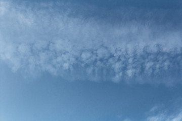 Himmel. Blauer Himmel, hellblau mit wei&szlig;en Wolken, Cirrocumulus floccus
