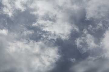 Himmel. Blauer Himmel, hellblau mit weißen und grauen Wolken, cumulus wolken
