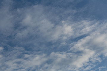 Fototapeta premium Himmel. Blauer Himmel, hellblau mit weißen Wolken