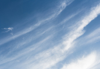 Obraz premium Himmel. Blauer Himmel, hellblau mit weißen Wolken, Altocumulus undulatus, Wellen