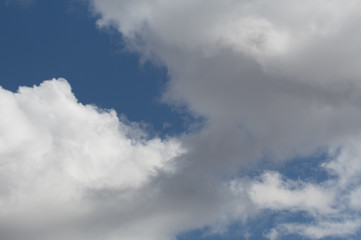 Obraz premium Himmel. Blauer Himmel, hellblau mit weißen und grauen Wolken, cumulus wolken
