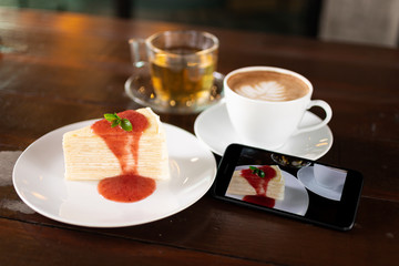 Ordering food online for the convenience of customers through mobile systems, image use for the growth of technology