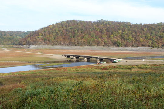 versunkene Br&uuml;cke bei Asel Edersee Atlantis