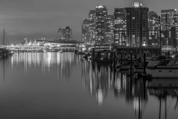 Fotobehang Zwart wit Vancouver Skyline bij nacht B &amp  W