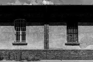 dwa okna BW © st.aleksandra
