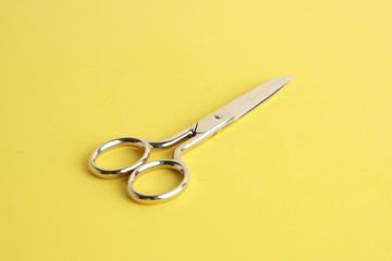 sewing scissors on colorful background - obrazy, fototapety, plakaty