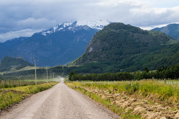 Camino entre montañas