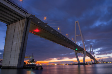 名古屋港に架かる橋を眺めて黄昏時