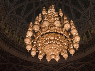 Kronleuchter in einer Moschee im Oman
