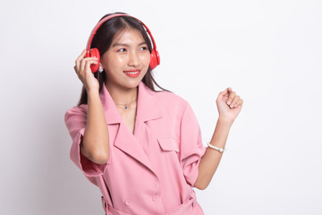 Obraz na płótnie Canvas Pretty asian girl listening music with her headphones.
