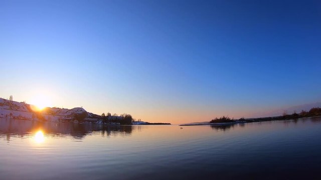 夕焼けとイシククル湖