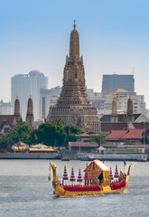 Fototapeta premium Bangkok, Tajlandia, 12 grudnia 2019 r. Korowód Królewskiej Barki w Bangkoku podczas koronacji króla Ramy X.