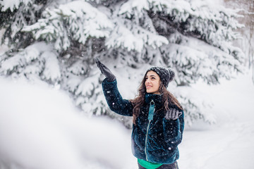 Fototapeta na wymiar Portrait of a woman in a snowy park on a walk.
