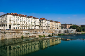 Obraz premium トリノ ポー川と街並み