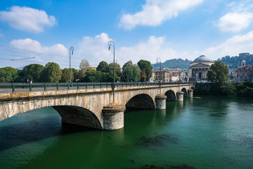 Fototapeta premium トリノ ポー川とグラン・マードレ・ディ・ディオ教会