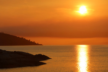 Sonnenuntergang in der Honeymoon Bay im Freycinet Nationalpark. Tasmanien. Australien