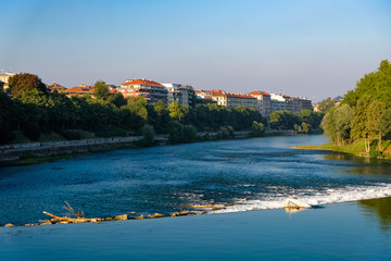 Fototapeta premium トリノ ポー川と街並み 夕方