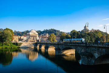 トリノ ポー川とグラン・マードレ・ディ・ディオ教会 夕方