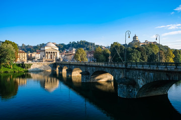 Naklejka premium トリノ ポー川とグラン・マードレ・ディ・ディオ教会 夕方